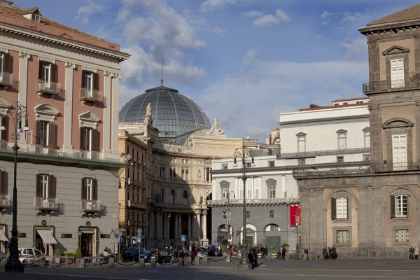 Неаполь, вид на галерею Умберто I с площади Плебисито — стоковое фото