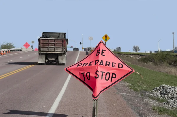 Vara beredd att stoppskylten och lastbil — Stockfoto
