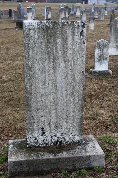 Vecchia pietra tombale ammuffita — Foto Stock