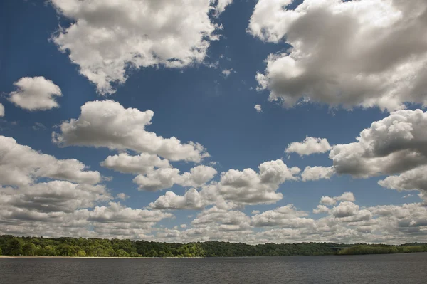Облачное небо над озером — стоковое фото