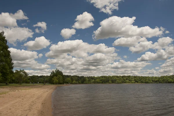Облачное небо над озером — стоковое фото