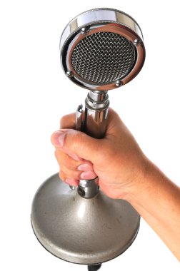 Vintage mikrofonu tutan el