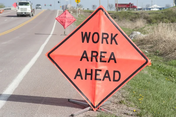 Signos de trabajo en carretera por delante — Foto de Stock