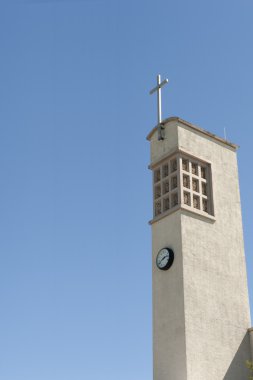 Saat ve çapraz ile Kilisenin çan kulesi