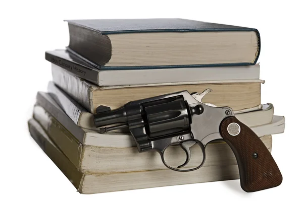 Lehrbücher und Pistolen — Stockfoto
