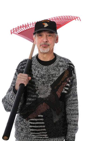 Veteran with leaf rake — Stock Photo, Image