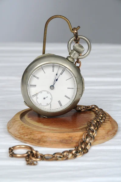 Relógio de bolso vintage em stand — Fotografia de Stock