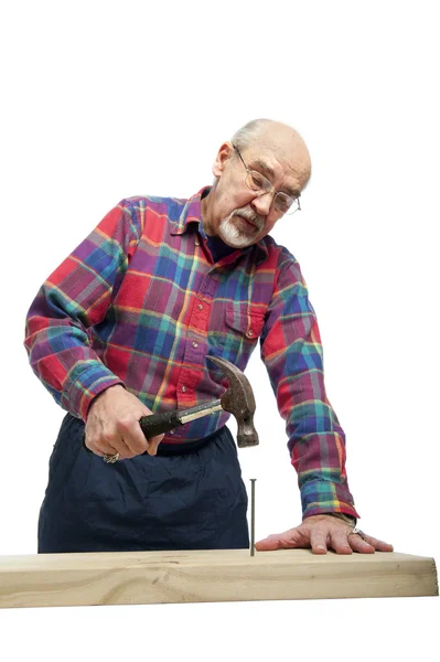 Homem sênior com martelo — Fotografia de Stock