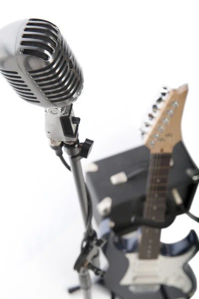Винтажный микрофон, электрогитара и усилитель — стоковое фото