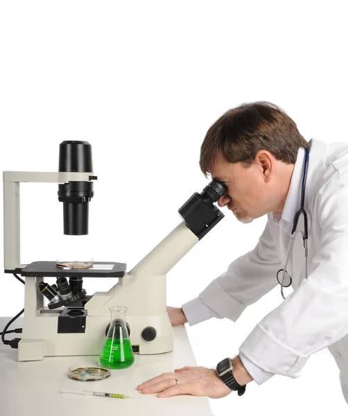 Médico e Microscópio Profissional — Fotografia de Stock