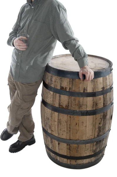 ウイスキー樽に傾いている男 — ストック写真