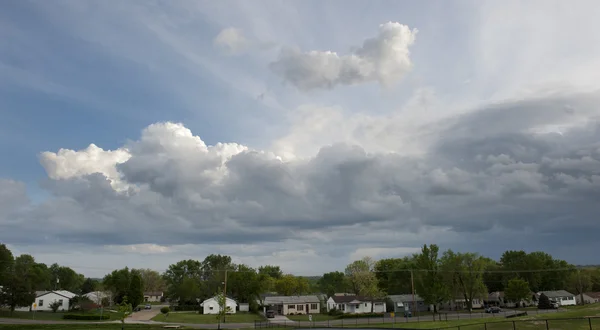 郊区上空的暴风雨云 — 图库照片