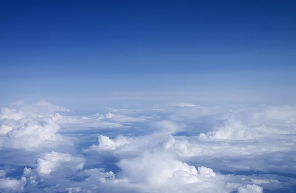 深蓝色的云。从飞机上拍摄. 图库照片