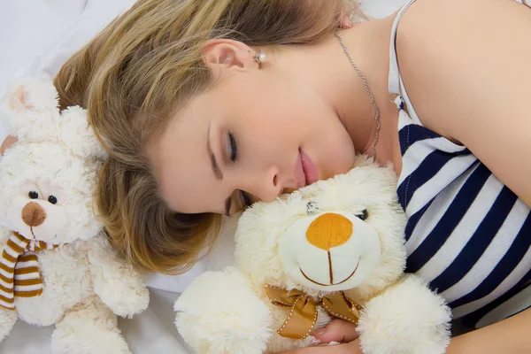 Bella ragazza che dorme con giocattoli . Fotografia Stock