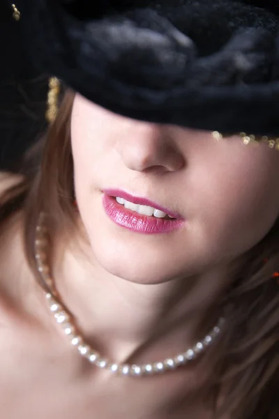 Lippen. deel van vrouw gezicht in hoed. — Stockfoto