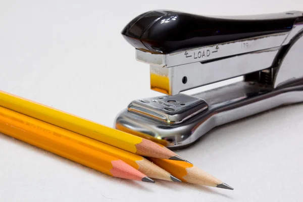 Zszywacz i ołówki — Zdjęcie stockowe