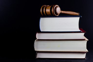 yasal metinler üzerinde tokmak