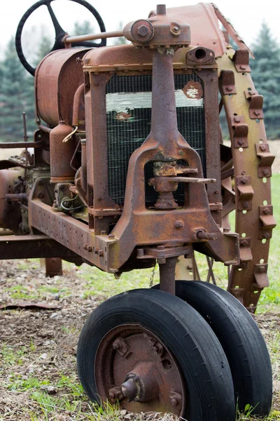 生锈的拖拉机 — 图库照片