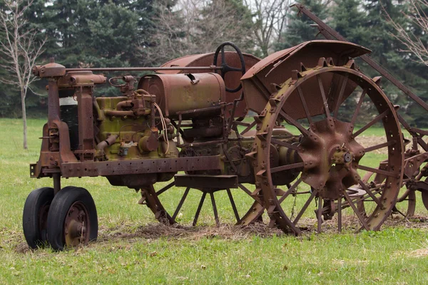 生锈的拖拉机 — 图库照片