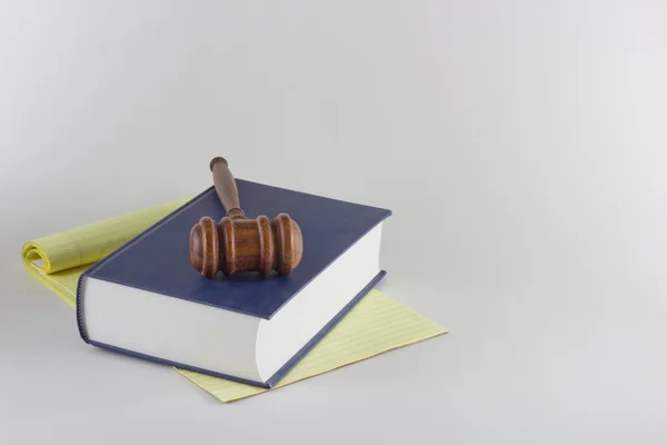 法律文本之上的木槌 — 图库照片