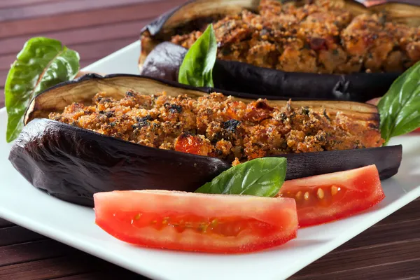 Melanzane ripiene al forno - fyllda aubergine ugnsbakad — Stockfoto