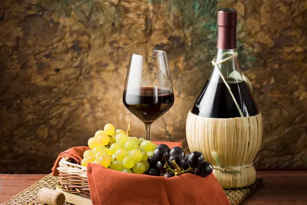 포도 병, 와인 한 잔 — 스톡 사진