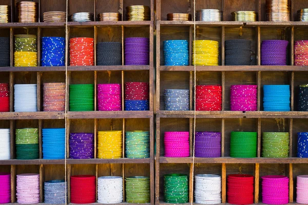 Pulseiras coloridas em um mercado — Fotografia de Stock
