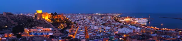 Panoramautsikt til natten med citadellet i Almeria – stockfoto