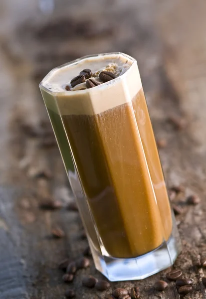Buzlu kahve kahve çekirdekleri ile — Stok fotoğraf