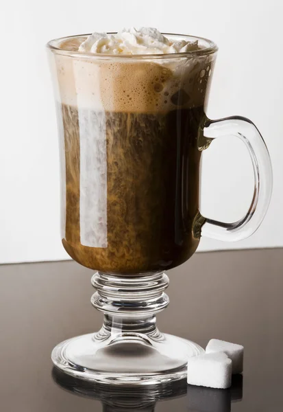 Kaffe med vispgrädde — Stockfoto