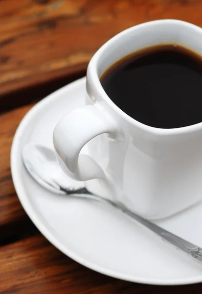 Xícara de café na mesa de madeira — Fotografia de Stock