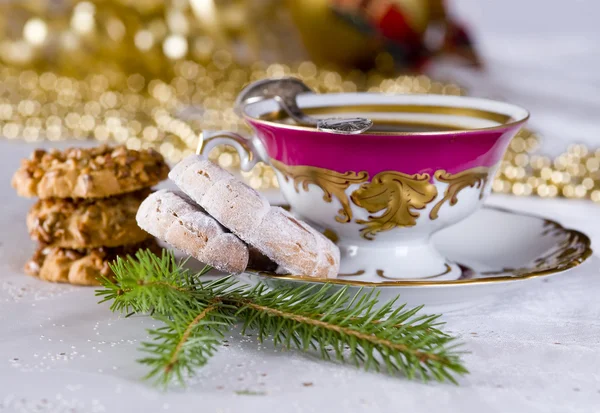 Рождественский кофе в фарфоровой чашке с печеньем — стоковое фото