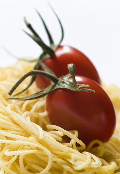 Macarrão e dois tomates — Fotografia de Stock