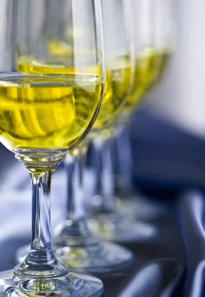 Gözlüklü beyaz şarap — Stok fotoğraf