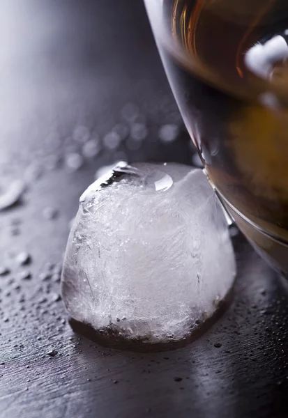 Szklanka whisky z lodem — Zdjęcie stockowe