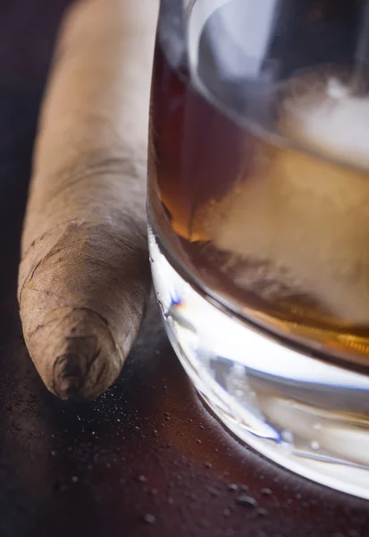 Sigaar en een glas whiskey — Stockfoto