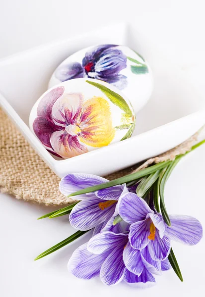 Розфарбовані яйця і крупа на Великдень — стокове фото