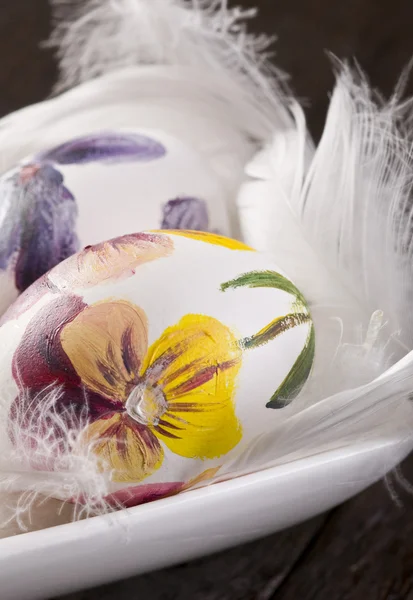 Painted eggs and feathers on Easter — Stock Photo, Image