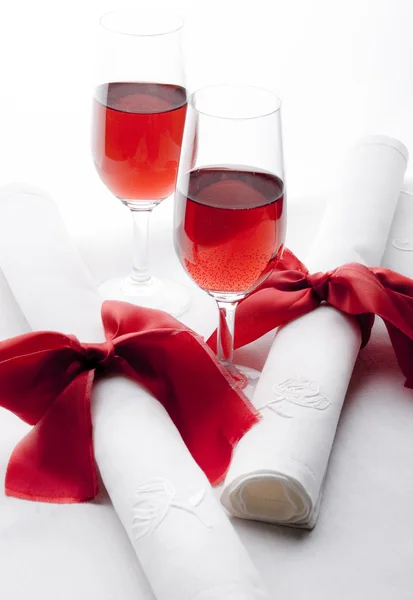 Vasos de vino tinto con servilletas —  Fotos de Stock