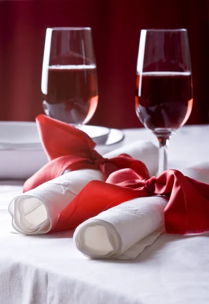 Glasses of red wine with napkins — Stock Photo, Image