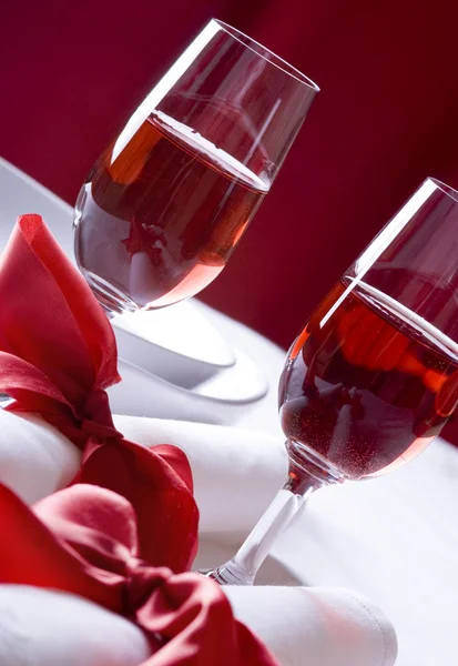 Бокалы красного вина с салфетками — стоковое фото