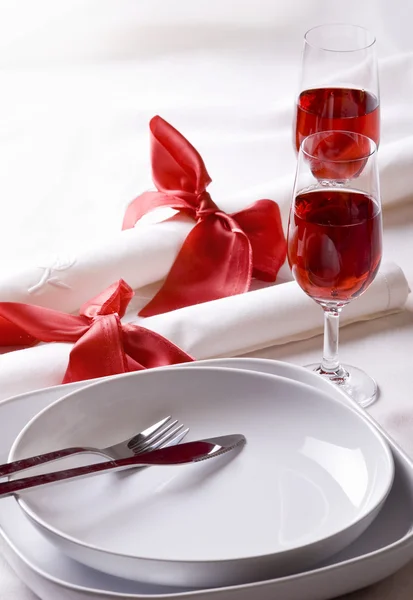Vaisselle avec serviettes et verres de vin rouge — Photo
