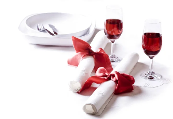 Sofra peçeteler ve bardak kırmızı şarap ile — Stok fotoğraf