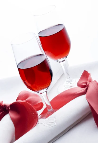 Peçete ile kırmızı şarap gözlük — Stok fotoğraf