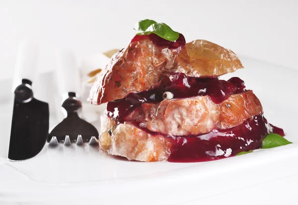 Χοιρινό με cranberry στο πιάτο — Φωτογραφία Αρχείου