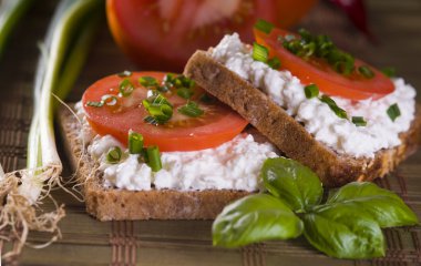 süzme peynir ve domates ekmek