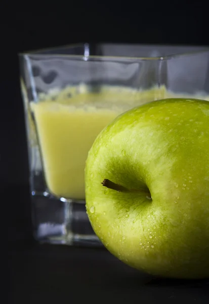 Яблочный сок с яблоком — стоковое фото