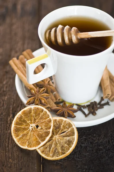 Xícara de chá com ervas e especiarias — Fotografia de Stock