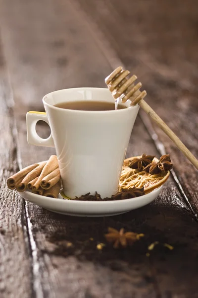 Tasse Tee mit Kräutern und Gewürzen — Stockfoto