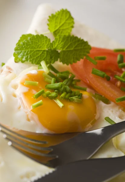 Jajko sadzone ze szczypiorkiem zbliżenie — Zdjęcie stockowe